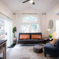 Peaceful Tiny Home with Two Queens and Loft，位于圣路易斯-奥比斯保San Luis Obispo County Regional Airport - SBP附近的酒店