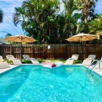 The Periwinkle, a heated pool home 10 min to beach，位于那不勒斯East Naples的酒店
