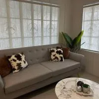 Japandi Home C - Fully Aircon, WIFI, Hot shower, 24hGuard, Center, near Malls,位于桑托斯将军城的酒店