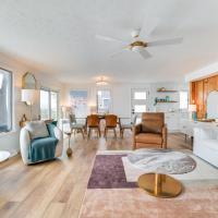 Bright Houghton Lake Home with Boat Dock and Fire Pit，位于霍顿湖Roscommon County Airport - HTL附近的酒店