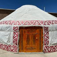 Traditional Yurts - Ulgii Guest House，位于奥尔吉Ölgii Airport - ULG附近的酒店