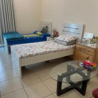 Private room with double bed- sofa and balcony fully furnished in DSO，位于迪拜迪拜硅谷的酒店