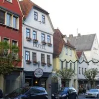Hotel Café Rhönperle,位于萨勒河畔巴特诺伊施塔特的酒店