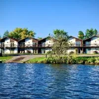Bridge Inn Tomahahwk - 1st Floor, Room 106,1 King Bed, Pet Friendly, Laminate Wood Flooring, Walkout, River View, Price Includes 1 Pet Fee，位于Tomahawk的酒店
