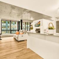 Urban Chic: Sleek 2BR in Heart of Vancouver，位于温哥华盖斯镇的酒店