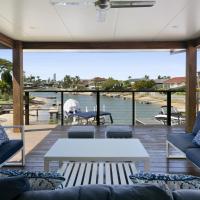 Magnificent 4-Bed Waterfront With Pool & Views，位于黄金海岸贝诺瓦的酒店