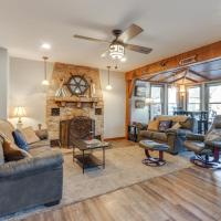 Cozy Clear Lake Home - Walk to Town and Boat Dock!，位于克利尔莱克Mason City Municipal - MCW附近的酒店