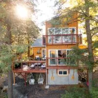LoveNestChalet - Romantic with Private Hot Tub & Fireplace，位于Grenville-sur-la-Rouge的酒店