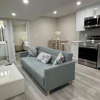 Brand new 2 Bedrooms modern guest suite with separate entrance，位于卡尔加里Southwest Calgary的酒店