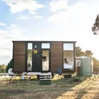 Pine Edge Heights by Tiny Away，位于Ellendale的酒店