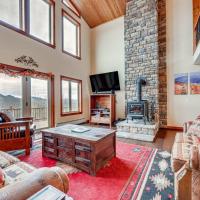 Saranac Lake Home with Deck, Grill and Mountain Views!，位于萨拉纳克莱克阿迪朗达克地区机场 - SLK附近的酒店