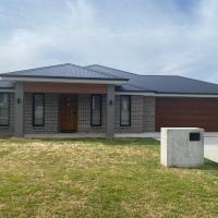 Entire 4 bedroom home on Connolly in Bathurst，位于Kelso巴瑟斯特机场 - BHS附近的酒店