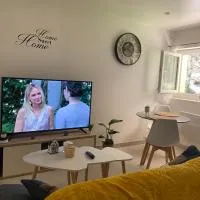 Chez Julie petit appartement une chambre rez jardin maison，位于图勒的酒店