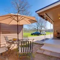 Rusk Retreat w/ Fire Pit, Grill & Countryside View,位于Rusk的酒店