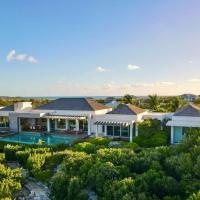Breathtaking Oceanfront Villa with Views and Private Pool，位于普罗维登西亚莱斯岛普罗维登西亚莱斯国际机场 - PLS附近的酒店