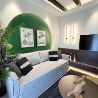 Urban Gem in the Heart of Naoussa A Stylish Escape，位于纳乌萨玛西亚斯的酒店