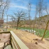 Cozy Riverfront Cabin ~ 2 Mi to Main Street Hardy，位于Hardy的酒店