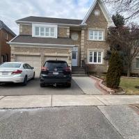 4 Bedroom House in Mississauga，位于米西索加Churchill Meadows的酒店