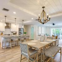 Pet-Friendly Retreat in Stuart with Saltwater Pool!，位于斯图尔特Witham Field Airport - SUA附近的酒店