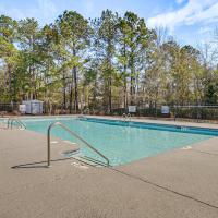 Murrells Inlet Condo with Pool Access, Near Beach!，位于默特尔比奇Murrells Inlet的酒店