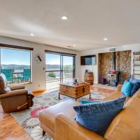 Idyllic Kelseyville Home with 2 Decks and Views!，位于Kelseyville的酒店