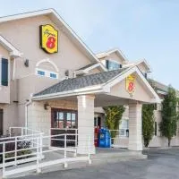 科克伦速8酒店，位于科克伦的酒店