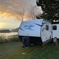 Surfside Glamping camper，位于克拉马斯的酒店