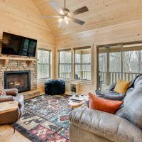 Secluded Murphy Cabin Rental with Deck and Fire Pit!，位于Turtletown的酒店