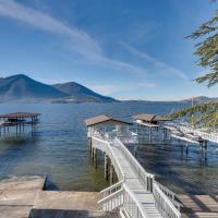 Lakefront California Escape with Deck and Boat Dock!，位于克利尔莱克的酒店