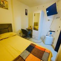 Tide Private Couples Room 7 min from Mall of Emirates，位于迪拜阿尔素福赫的酒店