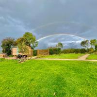 Romantic Shepherd Hut, Hot Tub, Firepit, Views