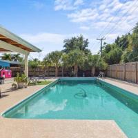 Downtown Beach Cottage - Heated Pool，位于斯图尔特Witham Field Airport - SUA附近的酒店