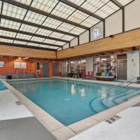 CozySuites 2BR Mill District pool gym # 01，位于明尼阿波利斯Mill District的酒店