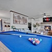 Pool Table - Game Room - Spacious Home in Poconos，位于Pocono SummitPocono Mountains Municipal - MPO附近的酒店