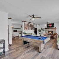 Pool Table - Game Room - Spacious Home in Poconos，位于Pocono SummitPocono Mountains Municipal - MPO附近的酒店