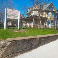 The Weis Mansion Bed and Breakfast，位于滑铁卢Waterloo Regional Airport - ALO附近的酒店