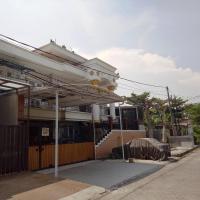 SPOT ON 93880 Guest House Bu Iin Syariah，位于诗都阿佐朱安达国际机场 - SUB附近的酒店