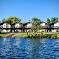 Bridge Inn Tomhawk - 2nd Floor, 1 King Size Bed, Balcony, River View，位于Tomahawk的酒店