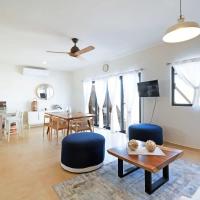Stylish Townhome with Pool, Patio, and Secure Parking，位于拉巴斯曼努埃尔·马奎兹·德莱昂国际机场 - LAP附近的酒店