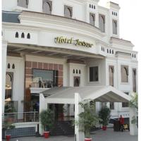 Hotel Javson，位于锡亚尔科特Sialkot International Airport - SKT附近的酒店