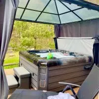 Osada Skoczkowo komfortowe domki z prywatnymi jacuzzi nad jeziorem- sauna- balia-staw wędkarski-basen z podgrzewaną wodą!，位于Podiazy的酒店