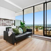 Stylish Urban Retreat with Spectacular Views and Prime Location，位于墨尔本Essendon Fields Airport - MEB附近的酒店