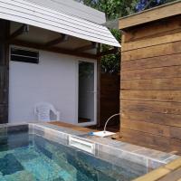 Mara'ai le spot Tubuai Chambre triple Taahueia Deluxe SDB privée avec piscine，位于土布艾岛Tubuai - TUB附近的酒店