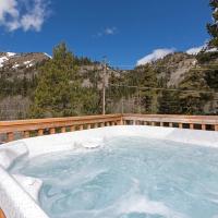 Mineral Springs 3 BR w Hot tub Available in Alpine Meadows，位于奥林匹克谷的酒店