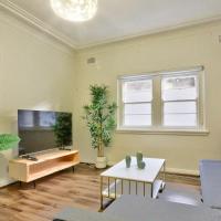 Charming 3 Bedroom on the edge of Downtown Herford St 2 E-Bikes Included，位于悉尼格里布的酒店