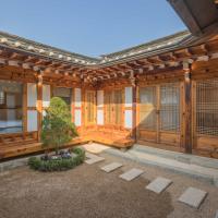 Luxury hanok with private bathtub - Yoojundang，位于首尔Bukchon Hanok Village的酒店