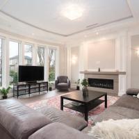 Luxurious 6-Bedroom Mansion Near UBC，位于温哥华Dunbar的酒店