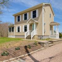 Charming Home with Yard Steps to Pawcatuck River!，位于PawcatuckWesterly State Airport - WST附近的酒店