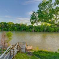 Rustic River Cabin with Dock and Covered Deck!，位于韦科Waco Regional Airport - ACT附近的酒店