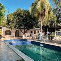 Casa campestre con piscina cerca al aeropuerto y la playa，位于圣玛尔塔迈克蒂亚西蒙·玻利瓦尔国际机场 - SMR附近的酒店